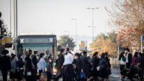 חרדים בצומת בר אילן בירושלים (צילום: יונתן סינדל / פלאש 90)