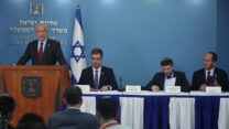 ראש הממשלה בנימין נתניהו נואם במסיבת עיתונאים, לצדו (משמאל לימין) שר החוץ אלי כהן, שר האור בצלאל סמוטריץ' ושר הכלכלה ניר ברקת (צילום: יונתן זינדל/פלאש90)