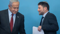 שר האוצר בצלאל סמוטריץ' (מימין) וראש הממשלה בנימין נתניהו במסיבת עיתונאים במשרד ראש הממשלה בירושלים (צילום: יונתן זינדל / פלאש 90)