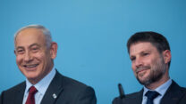 שר האוצר בצלאל סמוטריץ' (מימין) וראש הממשלה בנימין נתניהו במסיבת עיתונאים במשרד ראש הממשלה בירושלים (צילום: יונתן זינדל /פלאש90)