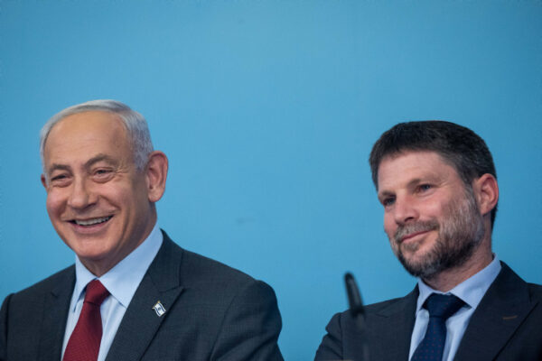 שר האוצר בצלאל סמוטריץ' (מימין) וראש הממשלה בנימין נתניהו במסיבת עיתונאים במשרד ראש הממשלה בירושלים (צילום: יונתן זינדל /פלאש90)