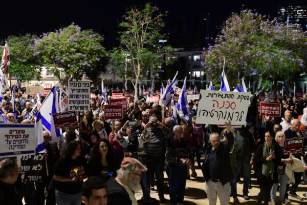 מפגינים בכיכר הבימה נגד הרפורמה המערכת המשפט (צילום: תומר נויברג/פלאש90)