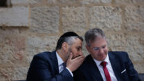 שר החינוך יואב קיש (מימין) עם השר במשרד החינוך חיים ביטון (צילום: אוליבייה פיטוסי/פלאש90)