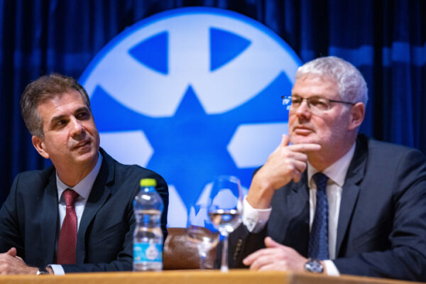 שר החוץ אלי כהן (משמאל) עם מנכ"ל משרדו אלון אושפיז (צילום: אוליבייה פיטוסי/פלאש90)