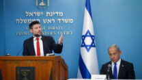 בצלאל סמוטריץ ובנימין נתניהו מציגים את התכנית למאבק ביוקר המחייה  (צילום: אוליבר פיטוסי \ פלאש90)