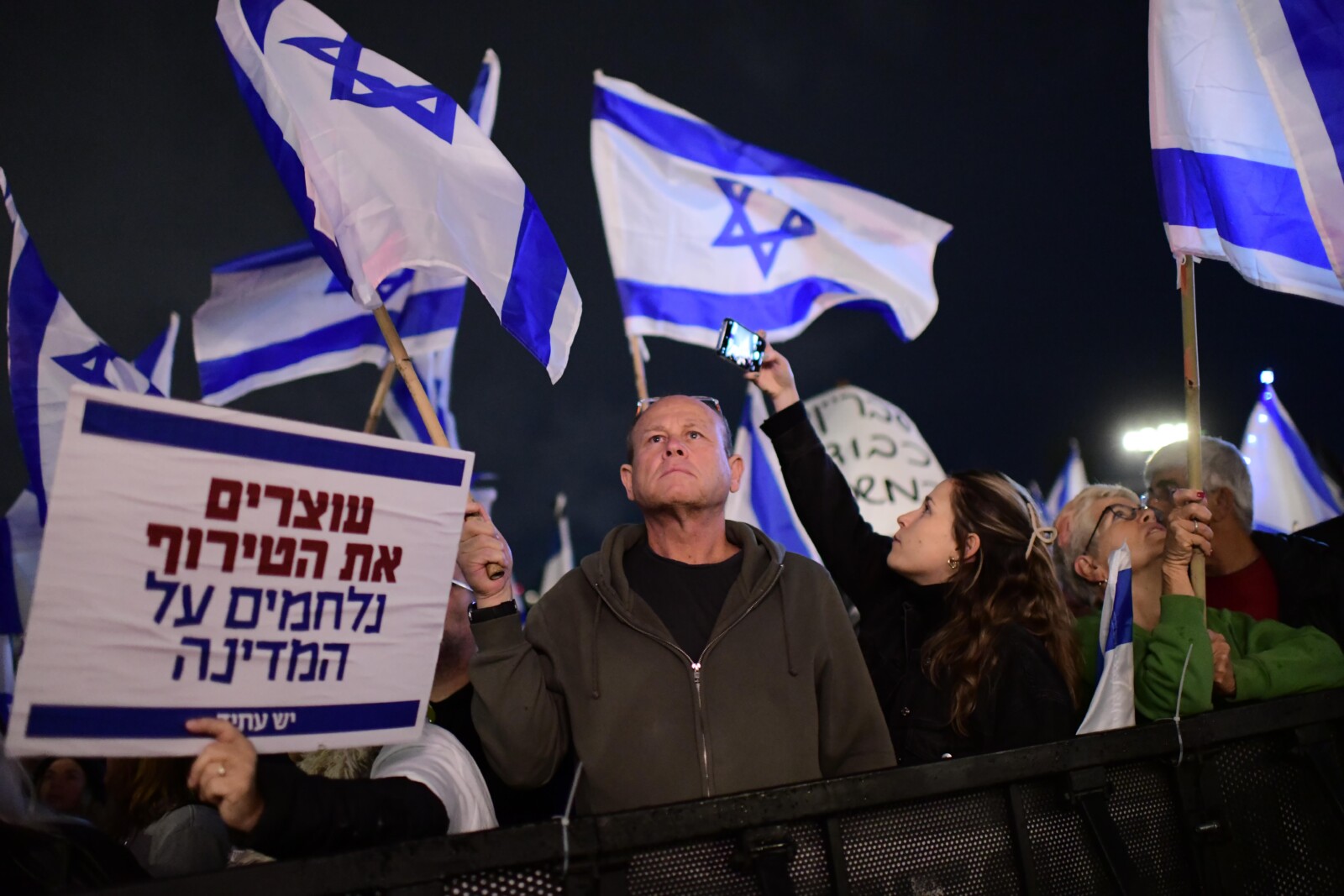 מפגינים בכיכר הבימה בתל אביב (צילום: תומר ניוברג/פלאש90)