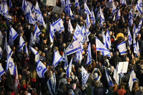 הפגנת מחאה נגד הרפורמה המשפטית בכיכר הבימה (צילום: יונתן זינדל/ פלאש90)