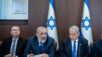 ראש הממשלה בנימין נתניהו, יו"ר ש"ס אריה דרעי ושר המשפטים יריב לוין בישיבת ממשלה (צילום: יונתן זינדל/פלאש90)