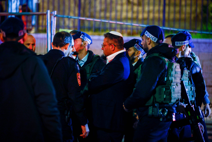 השר לביטחון לאומי איתמר בן גביר בזירת פיגוע הירי בירושלים (צילום אוליבייה פיטוסי/פלאש90)