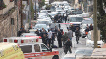 שוטרים וכוחות רפואה בזירת פיגוע בעיר דוד בירושלים (צילום: יונתן זינדל / פלאש 90)