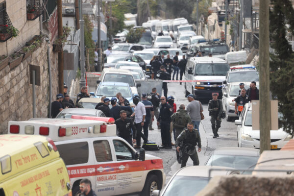 שוטרים וכוחות רפואה בזירת פיגוע בעיר דוד בירושלים (צילום: יונתן זינדל / פלאש 90)