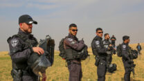 שוטרים מאבטחים את הנטיעות בנגב (צילום: פלאש 90)