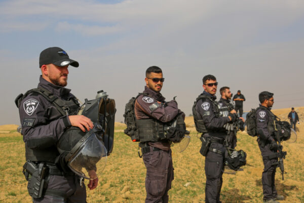 שוטרים מאבטחים את הנטיעות בנגב (צילום: פלאש 90)