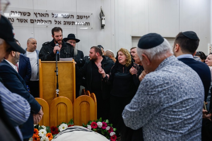 הלווייתו של רפאל בן אליהו שנרצח בפיגוע בנווה יעקב בירושלים (צילום: אוליבייה פיטוסי/ פלאש90) הלווייתו של רפאל בן אליהו שנרצח בפיגוע בנווה יעקב בירושלים (צילום: אוליבייה פיטוסי/ פלאש90)
