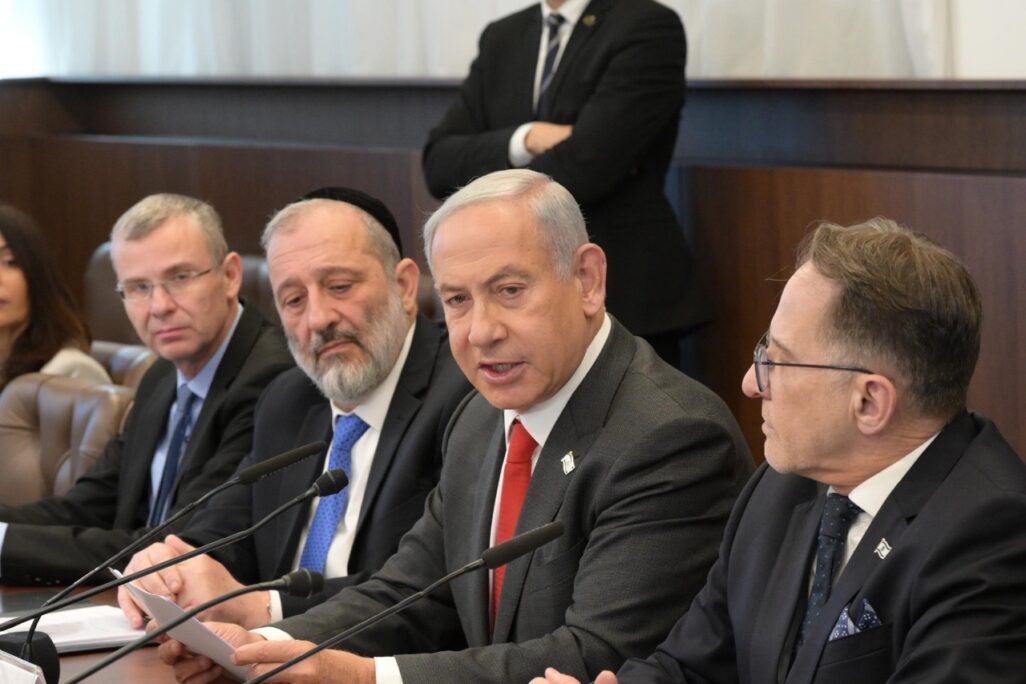 ראש הממשלה בנימין נתניהו בישיבת הממשלה, לצד שר הפנים והבריאות אריה דרעי ושר המשפטים יריב לוין (צילום: עמוס בן גרשום /לע"מ) ראש הממשלה בנימין נתניהו בישיבת הממשלה, לצד שר הפנים והבריאות אריה דרעי ושר המשפטים יריב לוין (צילום: עמוס בן גרשום /לע"מ)