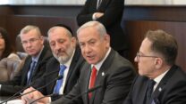 ראש הממשלה בנימין נתניהו בישיבת הממשלה, לצד שר הפנים והבריאות אריה דרעי ושר המשפטים יריב לוין (צילום: עמוס בן גרשום /לע"מ)