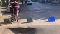 בור בכביש ברחוב אלנבי בתל אביב (צילום: מתוך רשתות חברתיות, בהתאם לסעיף 27א' לחוק זכויות יוצרים)