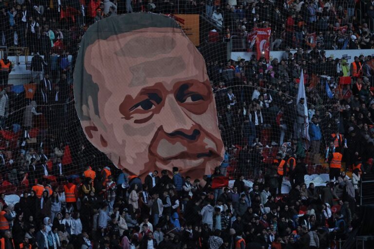 איסטנבול, טורקיה, נובמבר 2022. הפגנת תמיכה בארדואן. האם &quot;קפיטליזם המקורבים&quot; שלו יפסיד בבחירות? (צילום: Ozan Guzelce / dia images via Getty Images)