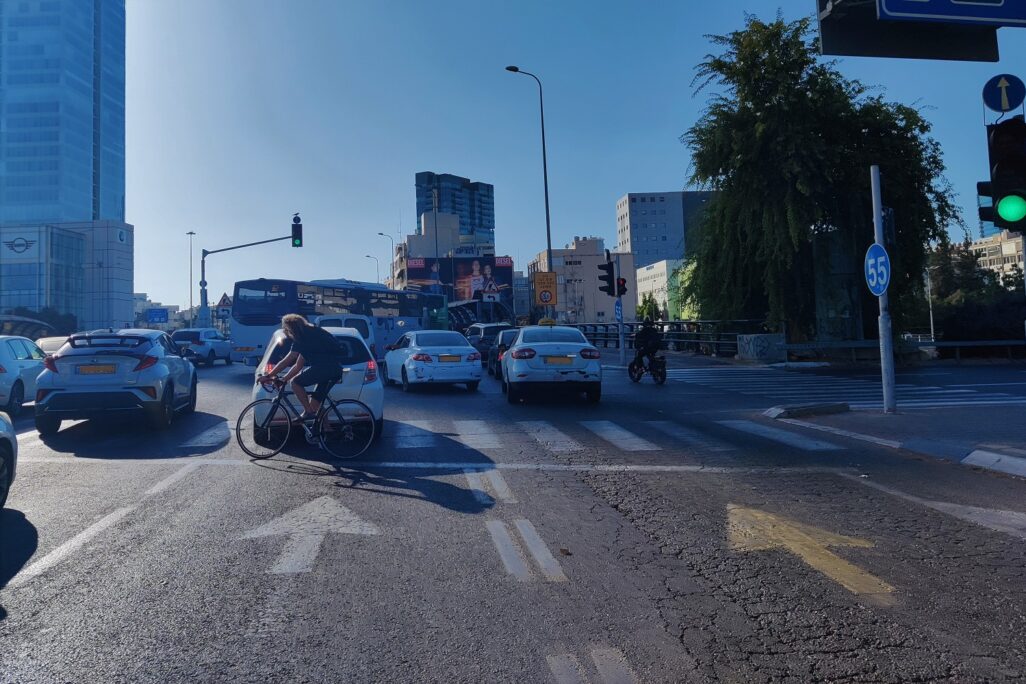 נתיב תחבורה ציבורית לצד צומת פקוק בתל אביב (צילום: אור גואטה)
