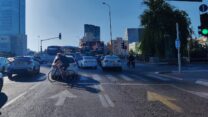 נתיב תחבורה ציבורית לצד צומת פקוק בתל אביב (צילום: אור גואטה)