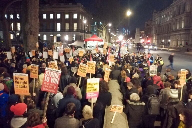 הפגנת ארגוני העובדים בבריטניה מול מעון ראש הממשלה במחאה על הגבלת זכות השביתה. &quot;אנשים צריכים להחליט באיזה צד הם? בצד של הפוליטיקאים המושחתים בהיסטוריה? (צילום: גל רקובר)