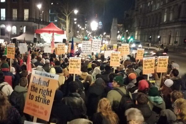 הפגנת ארגוני העובדים בבריטניה מול מעון ראש הממשלה במחאה על הגבלת זכות השביתה (צילום: גל רקובר)