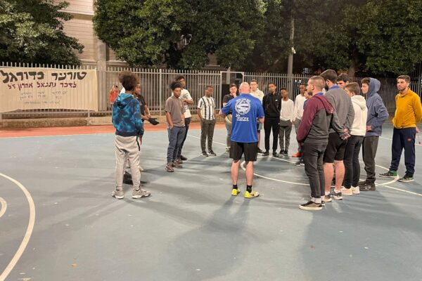נערים משכונת רמב&quot;ם בראשון לציון בטורניר הכדורגל לזכרו של נתנאל אהרון (צילום: הנוער העובד והלומד)