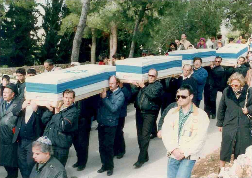 הרוגי ספינת המעפילים "אגוז" מובלים לקבורה ממלכתית בהר הרצל, 1992 (צילום: ויקימדיה)