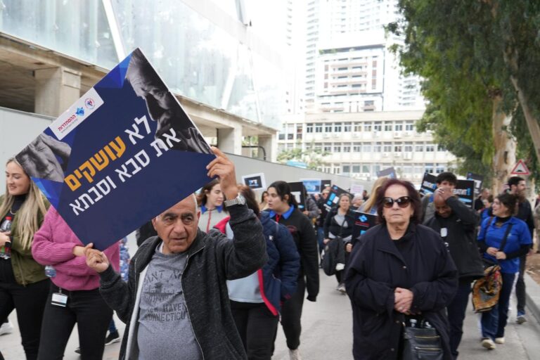 Workers and pensioners at a Histadrut protest march over the cost of living in Tel Aviv. (Photo: Julia Larma)
