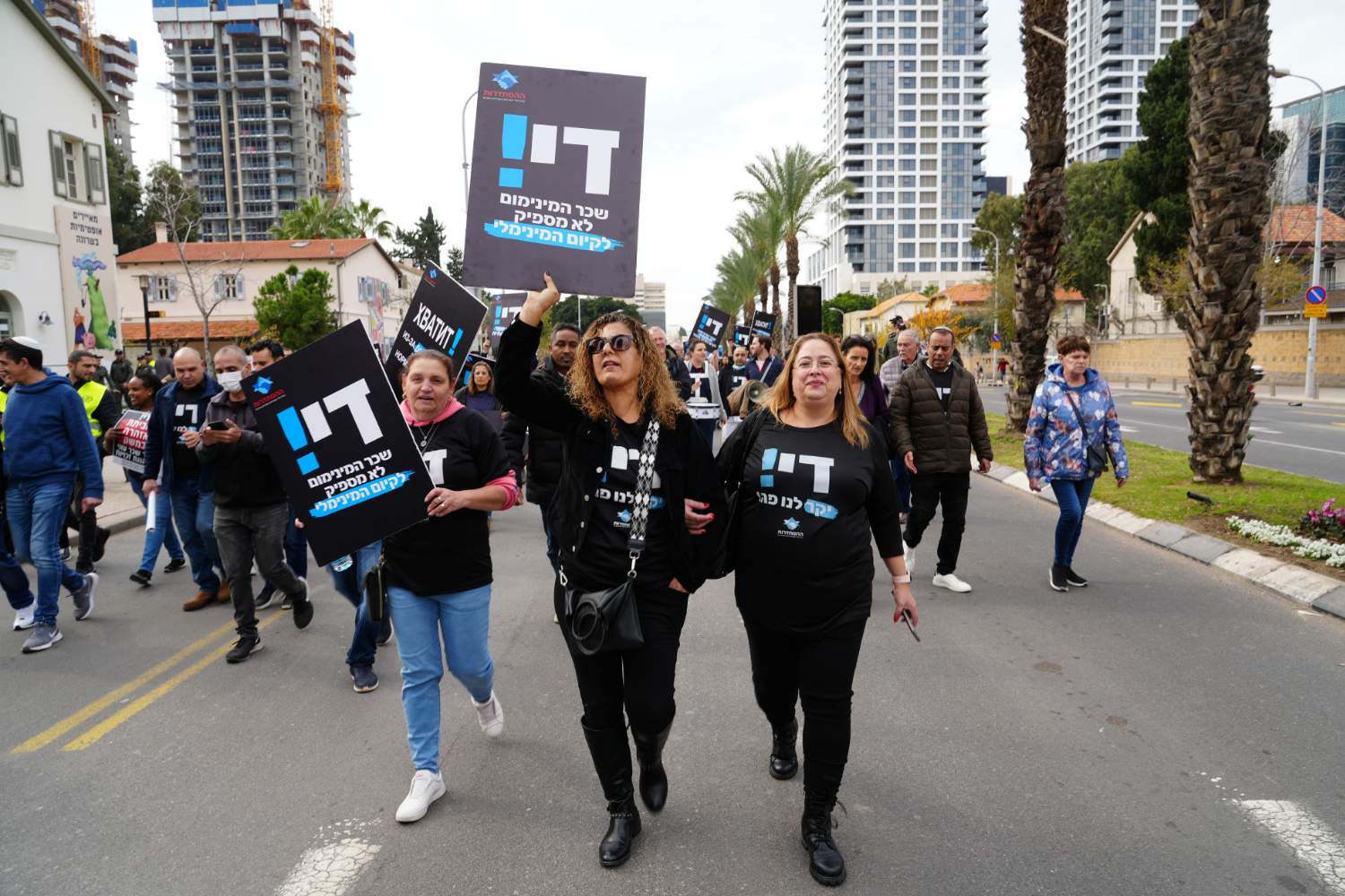 עובדים וגמלאים בצעדת מחאה של ההסתדרות על יוקר המחיה בתל אביב (צילום: ג'וליה לרמה)