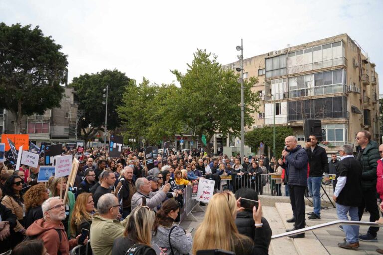 Hundreds of protestors, civilians, workers and pensioners, attended the protest. (Photo: Julia Larma)