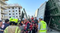 צוותי הרפואה באתר התאונה באשקלון (צילום: דוברות מד"א)