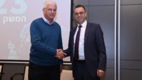 המשנה לנגיד בנק ישראל אנדרו אביר ונשיא לשכת רו"ח חן שרייבר (צילום: אלעד גוטמן)