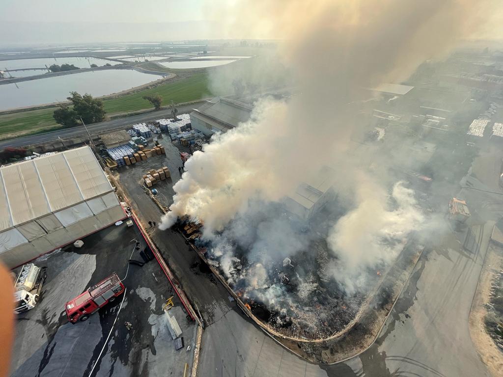 שריפה במפעל לייצור משטחים בבית שאן (צילום: יקיר נבון / כב&quot;ה צפון)
