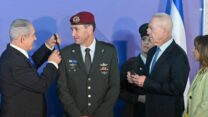 ראש הממשלה בנימין נתניהו ושר הביטחון יואב גלנט מעניקים דרגת רב-אלוף לרמטכ"ל הנכנס, הרצי הלוי (צילום: קובי גדעון /לע"מ)