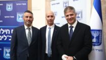 יואב קיש, שר החינוך (מימין), מנכ"ל המשרד אסף צלאל והשר במשרד חיים ביטון (צילום: דוברות משרד החינוך)