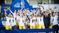 שחקניות מכבי בנות אשדוד חוגגות את הזכייה (צילום: איגוד הכדורסל)