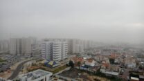 ערפל מכסה את העיר שדרות (צילום: אלבינה מרקוס)