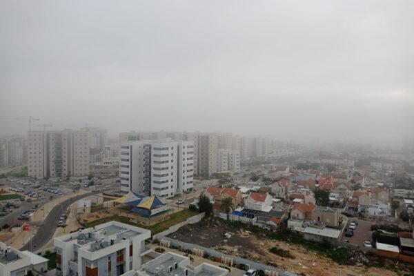 ערפל מכסה את העיר שדרות (צילום: אלבינה מרקוס)