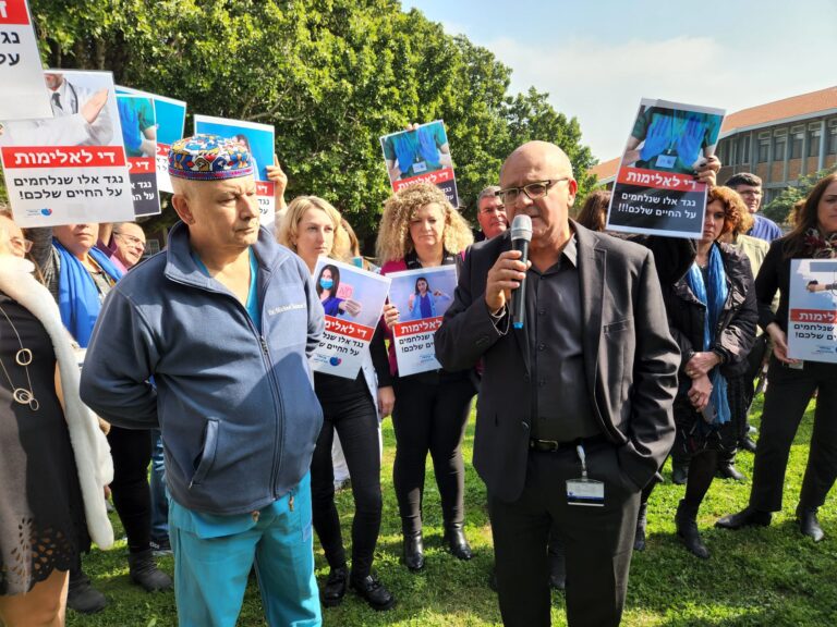 Dr. Michael Shalman (left), head of the Doctors' Union and Dr. Hezi Levy (right), director of the Barzilai Hospital in Ashkelon, speaking at the protest (Photo: Dafna Eisbruch).