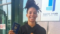 ג'ני סימס עם הדרכון הישראלי (צילום: באדיבות איגוד הכדורסל)