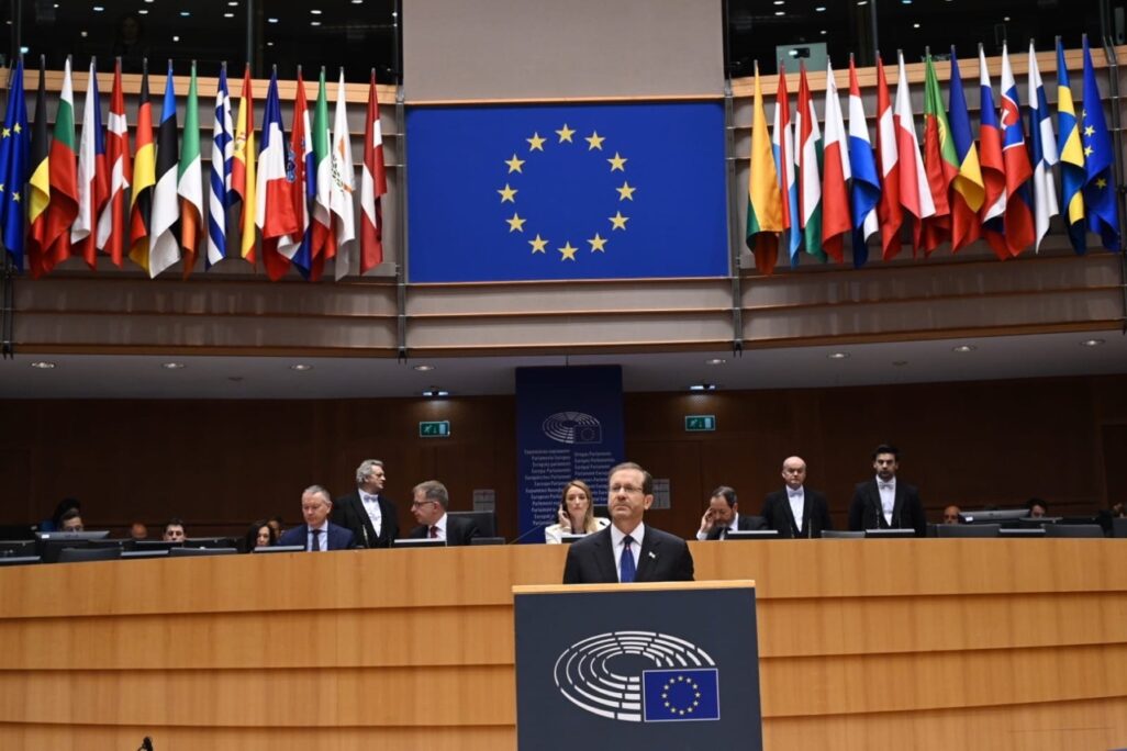 נשיא המדינה יצחק (בוז׳י) הרצוג בנאומו בפרלמנט האירופי לציון יום השואה הבינלאומי (צילום: חיים צח/ לע״מ)