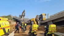 זירת נפילת הבאגרים על גשר בראשון לציון (צילום: מד"א)