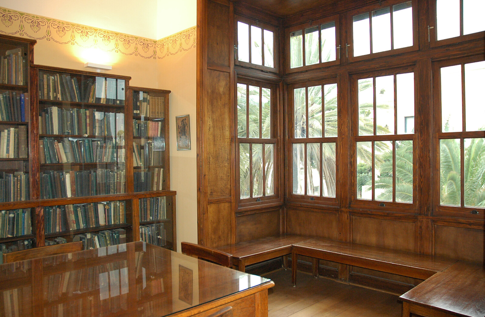 חדר הספרייה בבית ביאליק בשנת 2022 (צילום: דינה גונה)