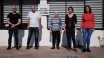 חברי קבוצת הסיוע לתושבים שמתמודדים עם התחדשות עירונית: נורית כהן (מימין), אביה שבת, בתיה לזרוב, אמיר דניאלי ודוד סונינו (צילום: דוד טברסקי)