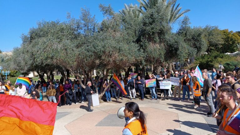 אירוע מחאה בבן גוריון נגד ארגון בוחרים משפחה (צילום: עידו אטיאס)