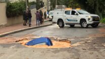 רכב נפל לבולען בהוד השרון (צילום: לפי סעיף 27א בחוק זכויות היוצרים)