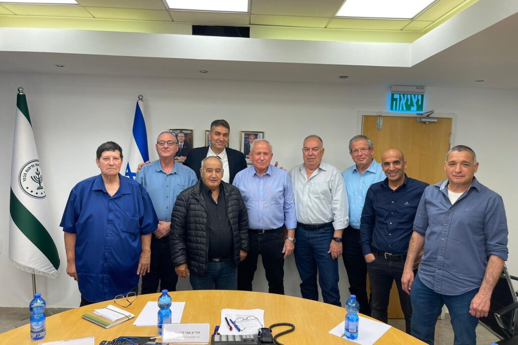 שר החקלאות ונציגי ארגוני החקלאים (צילום: דוברות משרד החקלאות) שר החקלאות ונציגי ארגוני החקלאים (צילום: דוברות משרד החקלאות)