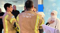 מפקד תחנת זבולון ולוחמי האש מזייד סלאח וענאן חשאן בביקור בבית החולים האזורי לגליל בנהריה (צילום: דוברות כב"ה)
