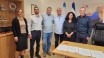 הצדדים במעמד חתימת ההסכם (צילום: דוברות ההסתדרות)